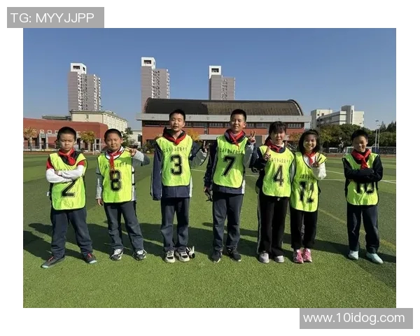 少女化身绿茵英雄演绎球星风采展现青春与运动魅力